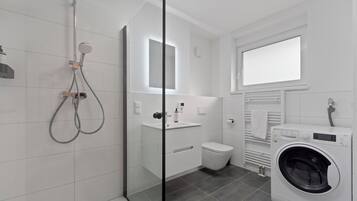 Hiustenkuivaaja, pyyhkeet, saippua, sampoo