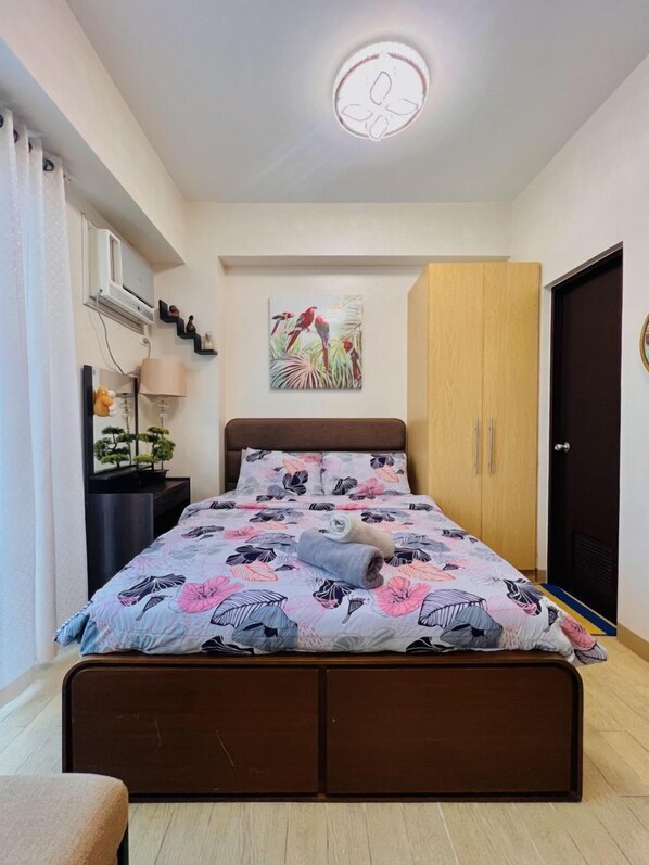 Iron/ironing board, bed sheets, wheelchair access