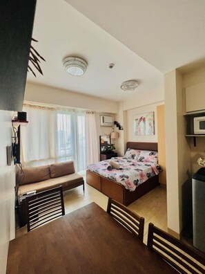 Iron/ironing board, bed sheets, wheelchair access