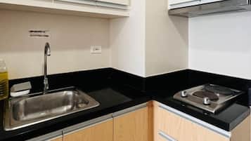 Fridge, microwave, stovetop, cookware/dishes/utensils