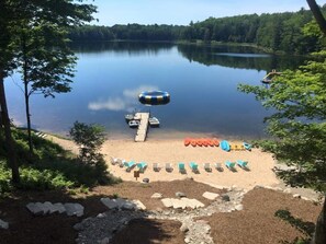 Plage privée, chaises longues