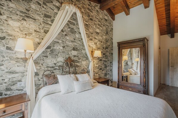 5 bedrooms, iron/ironing board, free WiFi, bed sheets