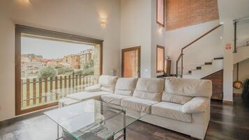 Una televisión, una chimenea