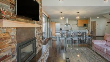 Een televisie en een open haard