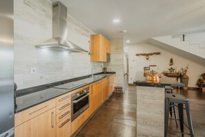 Fridge, microwave, oven, stovetop - Country House 'La Puerta Del Río Lobos I' with Private Pool, Shared Terrace and Wi-Fi (San Leonardo de Yagüe)