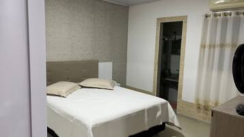 3 slaapkamers, een strijkplank/strijkijzer, wifi, beddengoed