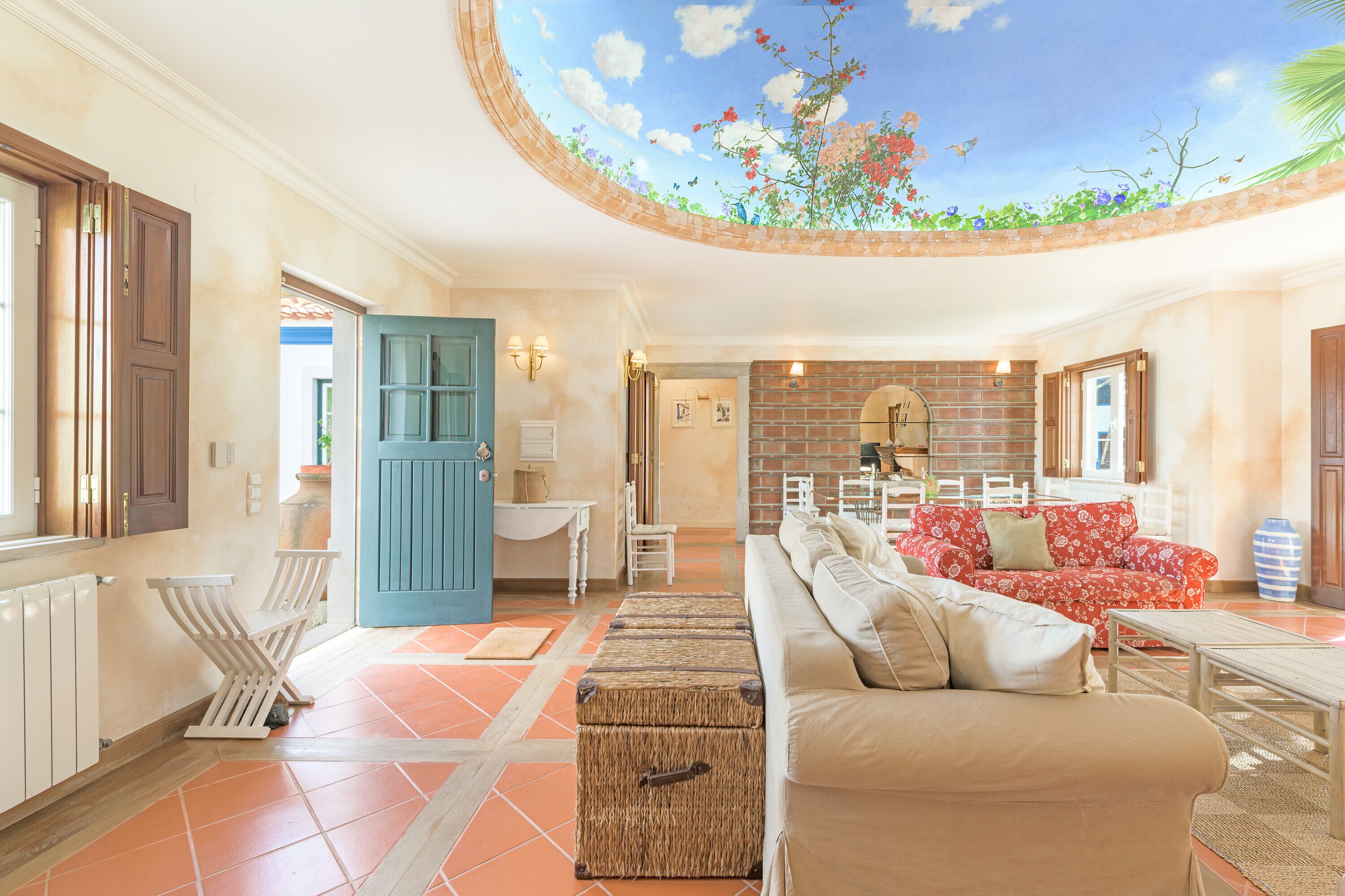 Télévision, cheminée, table de tennis de table