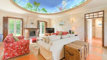 Tv, pejs, bordtennisbord