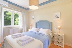 4 bedrooms, iron/ironing board, free WiFi, bed sheets