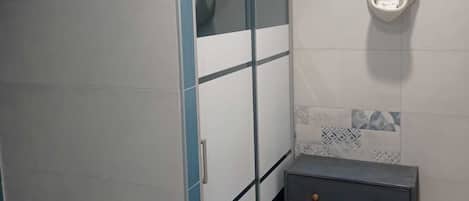 Shower, hair dryer, bidet, towels