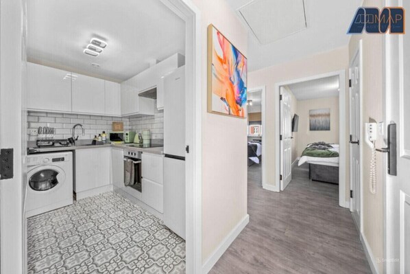 Køleskab, mikrobølgeovn, ovn, kogeplade