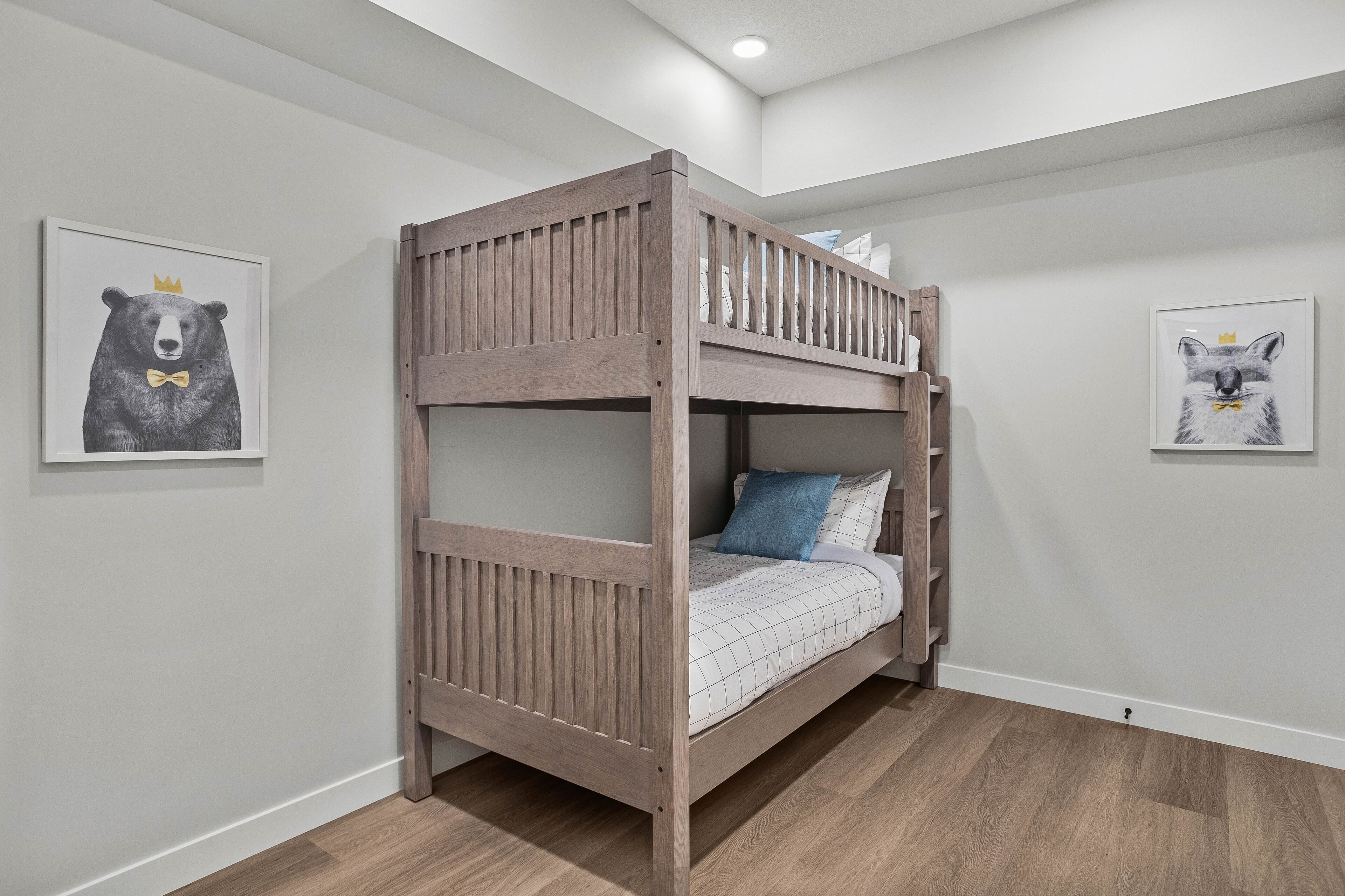 3 chambres, fer et planche à repasser, lit de bébé portatif