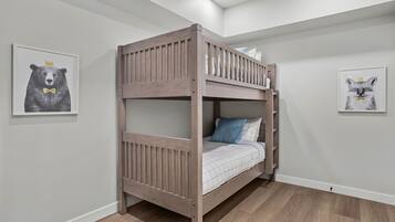 3 chambres, fer et planche à repasser, lit de bébé portatif