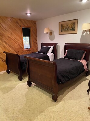 3 bedrooms, WiFi, bed sheets - The Octagon, on Snowmobile Trails.  Great Internet, 3BR, each with private bath (Three Lakes)