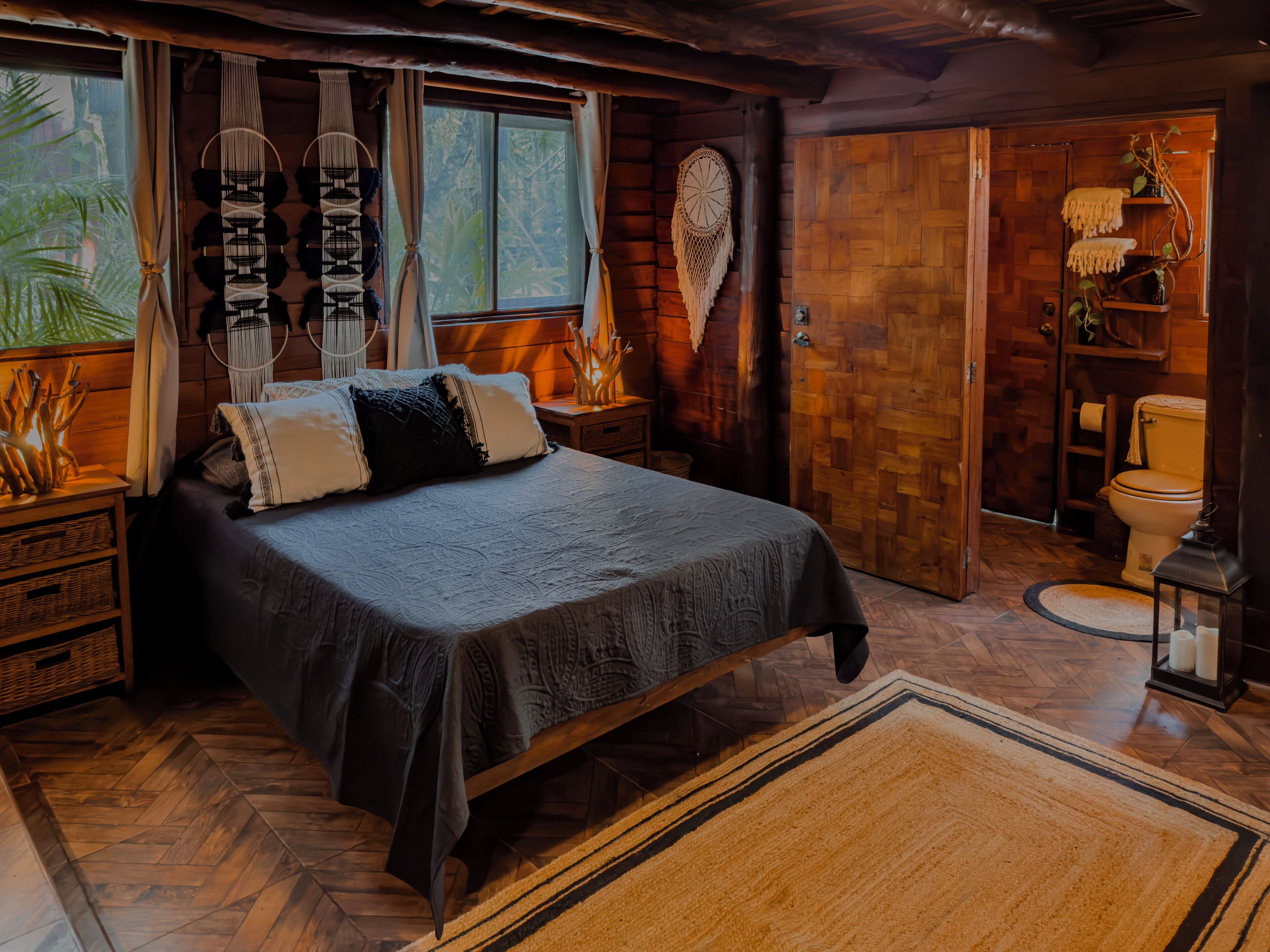 7 bedrooms, desk, WiFi, bed sheets