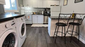 Kühlschrank, Mikrowelle, Herdplatte, Geschirrspüler