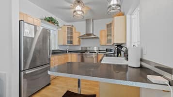 Fridge, microwave, dishwasher, coffee/tea maker