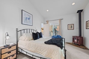5 slaapkamers, een bureau, een strijkplank/strijkijzer, reisbedje