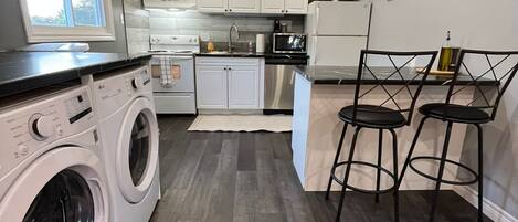 Geladeira, micro-ondas, cooktop, lava-louças