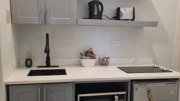 Réfrigérateur, micro-ondes, plaque de cuisson, cafetière/bouilloire