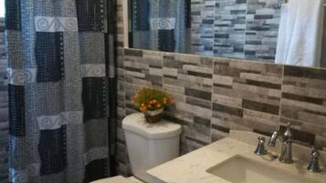 Een douche, een haardroger, handdoeken, zeep