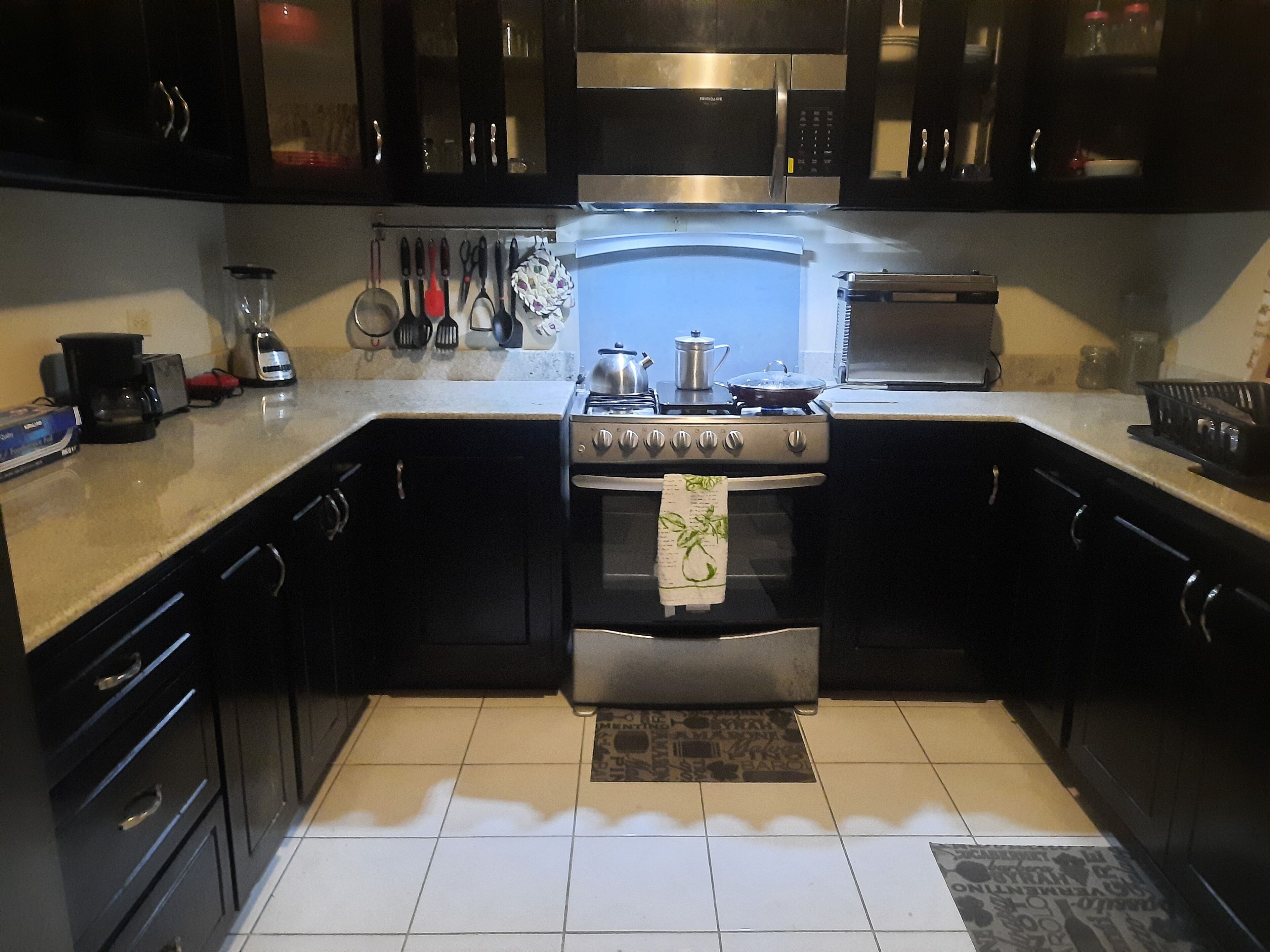 Réfrigérateur, micro-ondes, four, plaque de cuisson