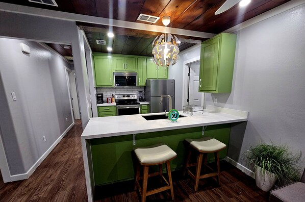 Jääkaappi, mikroaaltouuni, uuni, liesi