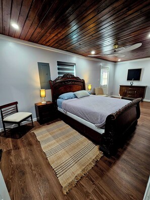 3 makuuhuonetta, silitysrauta/-lauta, Wi-Fi, vuodevaatteet