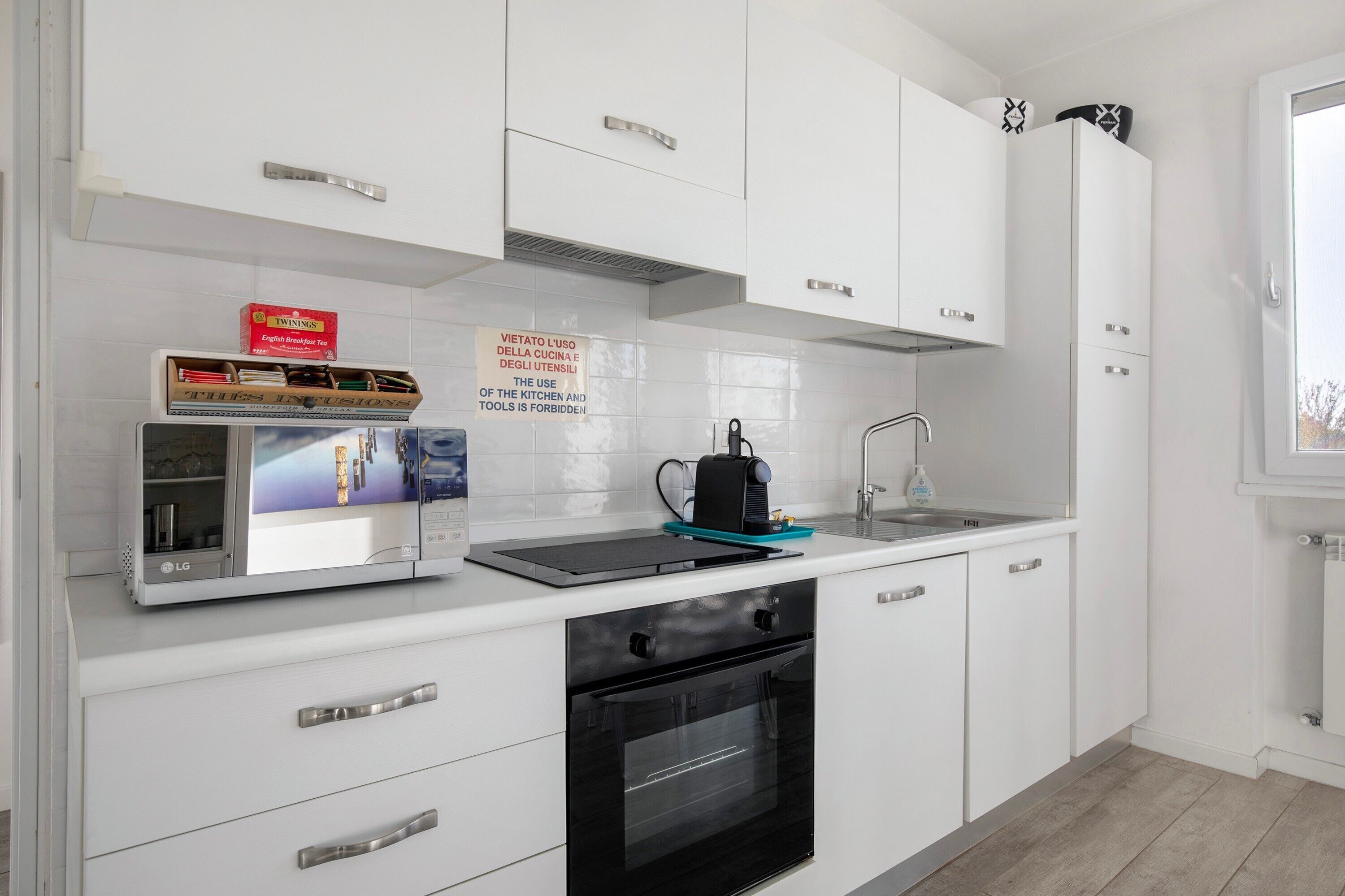 Kjøleskap, mikrobølgeovn, ovn og kokeplater