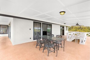 屋外ダイニングエリア