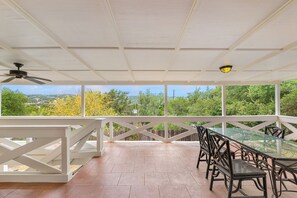 屋外ダイニングエリア