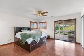 3 室のベッドルーム、デスク、WiFi、ベッドシーツ