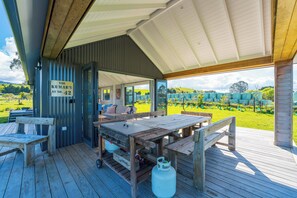 Outdoor dining - Lush Escape - Lake Taupo Holiday Home (Turangi)