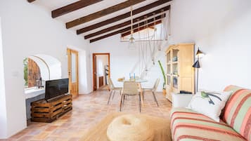 Een televisie, een open haard en een stereo