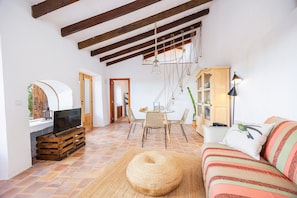 TV, caminetto, impianto stereo