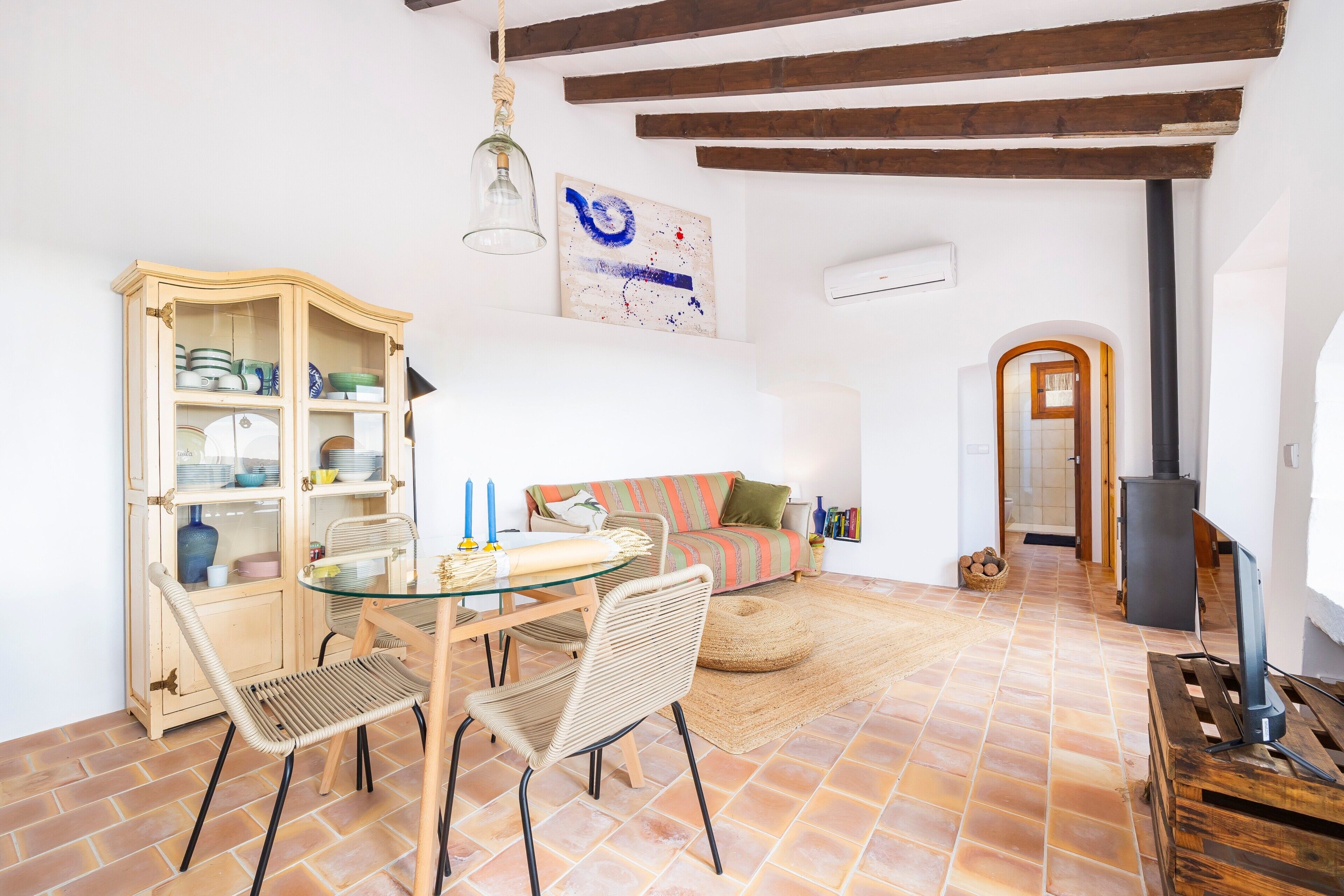 Fernseher, Kamin, Stereoanlage