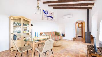 Fernseher, Kamin, Stereoanlage