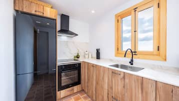 Een koelkast, een magnetron, een oven, een kookplaat