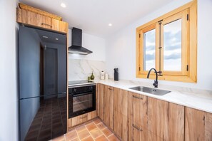 Frigorifero, microonde, forno, piano cottura