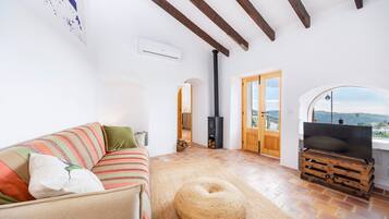 TV, fireplace, stereo