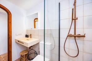 Ducha, secador de pelo y toallas