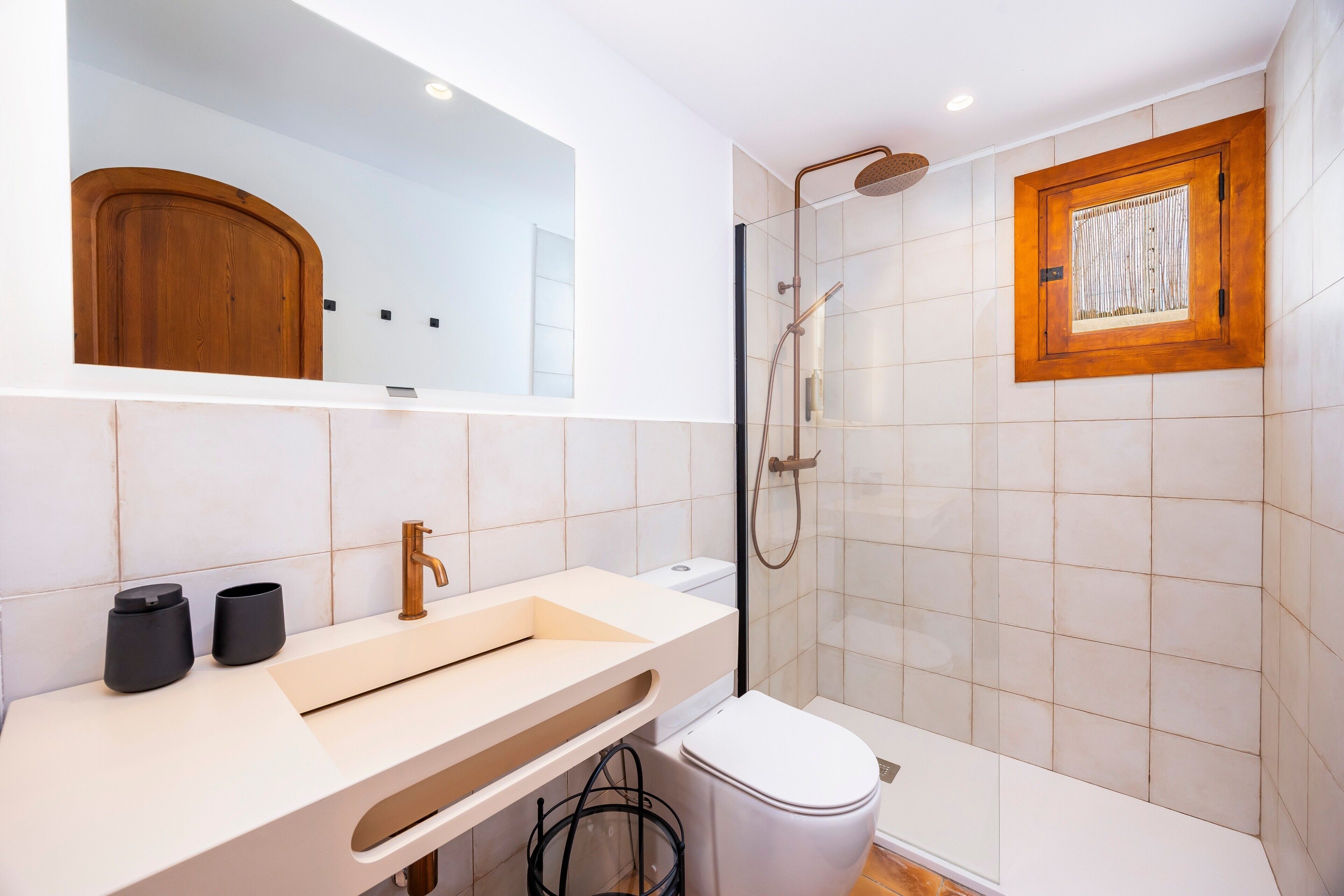 Een douche, een haardroger, handdoeken