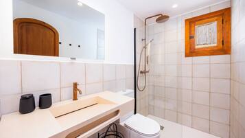Een douche, een haardroger, handdoeken