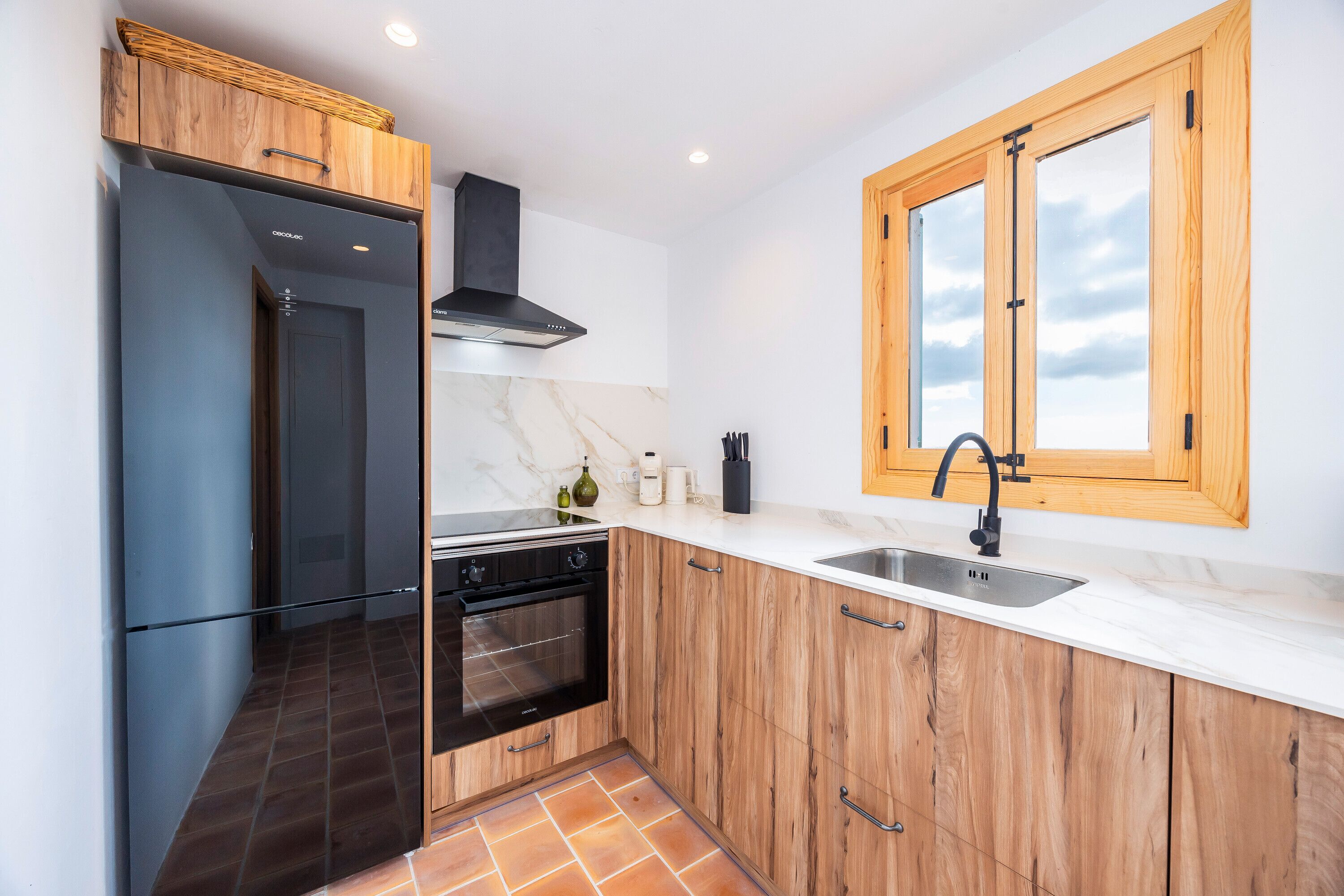 Frigorífico, microondas, horno y placa de cocina