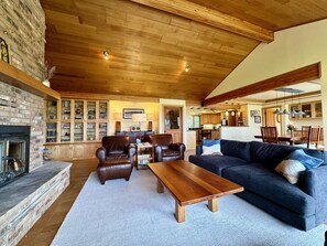 Smart-TV, peis og bøker