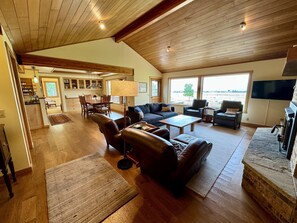 Smart-TV, Kamin, Bücher