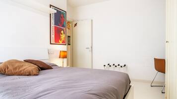 2 bedrooms, iron/ironing board, bed sheets