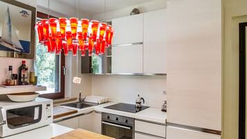 Jääkaappi, mikroaaltouuni, uuni, liesi