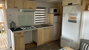 Fridge, microwave, stovetop, coffee/tea maker - 2-bedroom mobile home with water park and sea nearby (Agde)