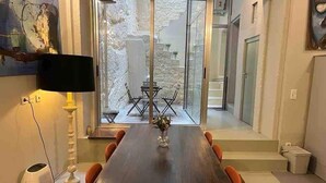 Dining - LuxiStay Aliados - Central Historic Downtown Apt (Porto)